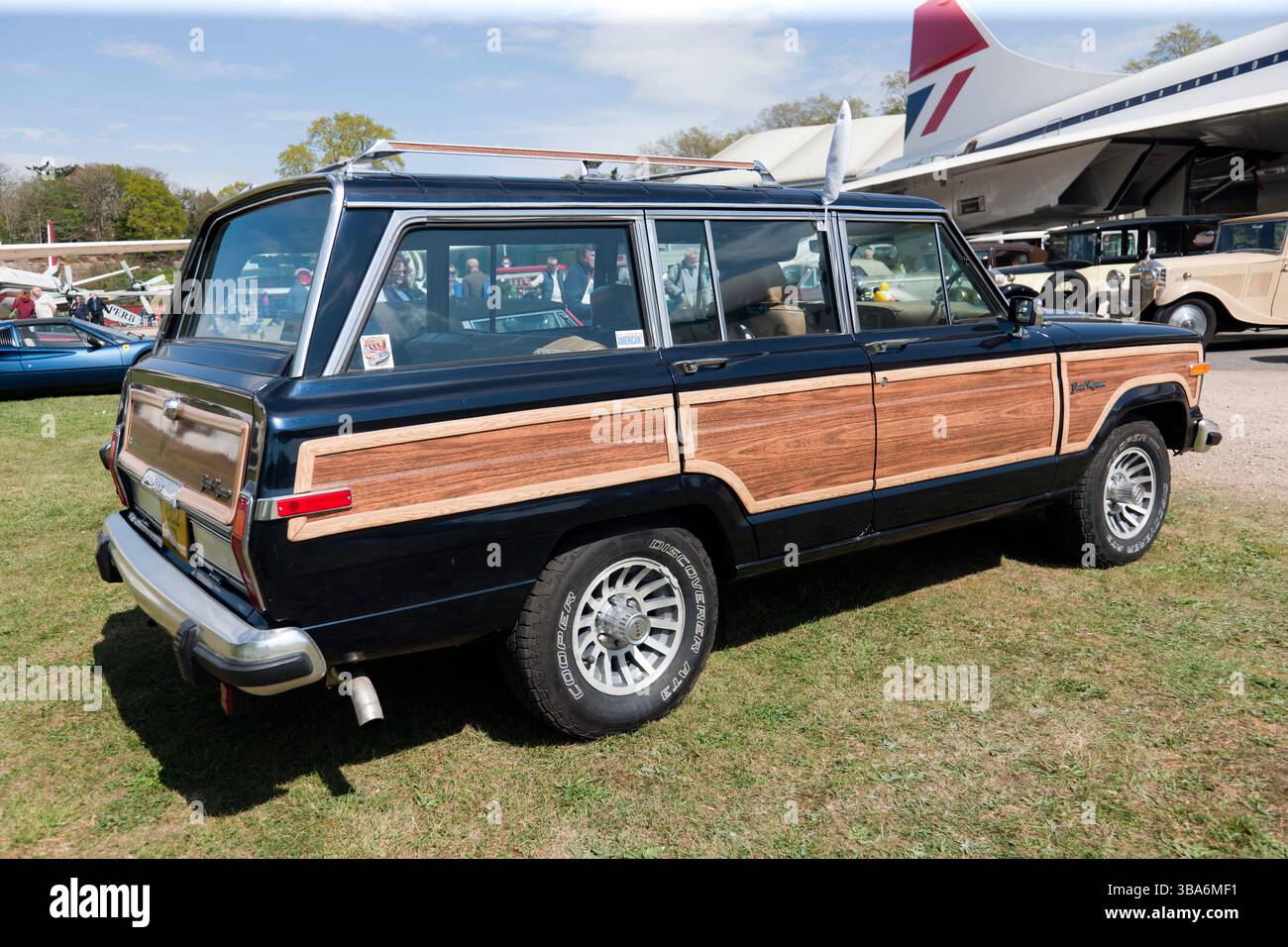 Dreiviertel-Rückansicht eines Blue, 1988, Jeep Grand Wagoneer im Flugzeugpark im Brooklands Museum während des Oster Classic Gathering. Stockfoto