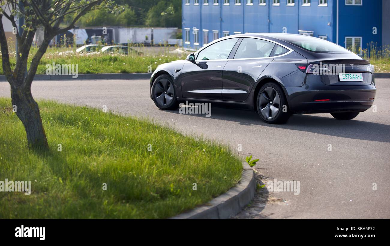 Berlin, 4. Mai 2024: Tesla Model 3 54 kWh Standard Range Plus 2019 Motion Unschärfe geht mit hoher Geschwindigkeit in eine Kurve. Tesla Model 3 Teig Stockfoto