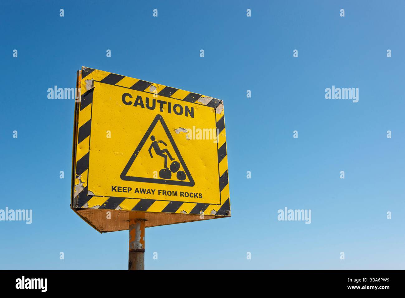 Vorsicht fernhalten Felsen Zeichen Stockfoto
