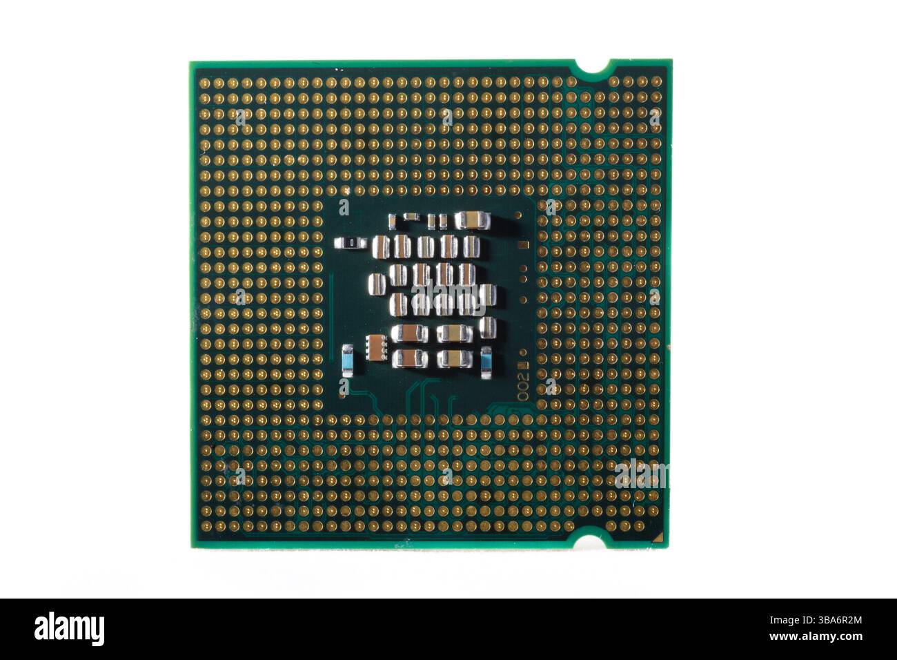 Nahaufnahme mit detaillierten Komponenten auf einem Mikrochip, die komplizierte elektronische Konstruktionsprinzipien und Mikrotechnik auf Oberflächenebene veranschaulichen i Stockfoto