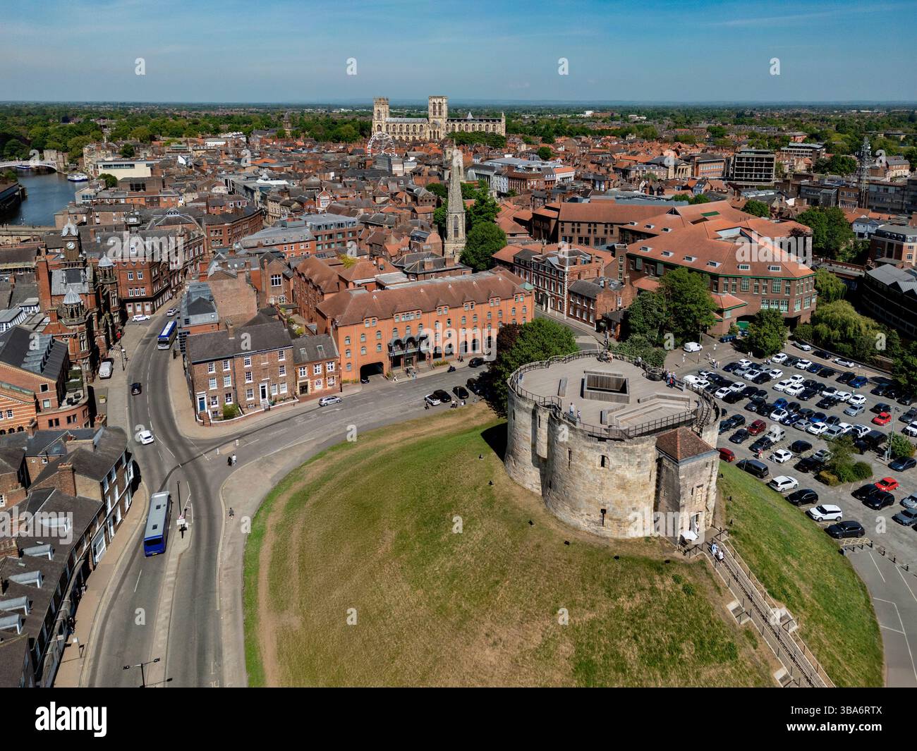 Luftaufnahme des Cliffords Tower und des York Minster in der Stadt York im Nordosten Englands. Stockfoto
