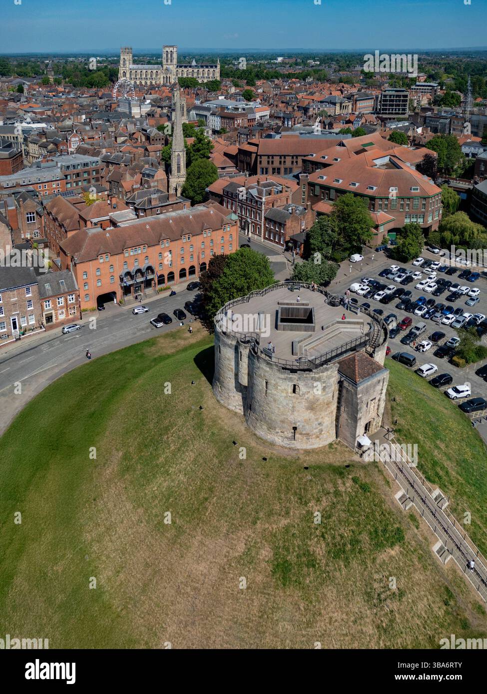 Luftaufnahme des Cliffords Tower und des York Minster in der Stadt York im Nordosten Englands. Stockfoto