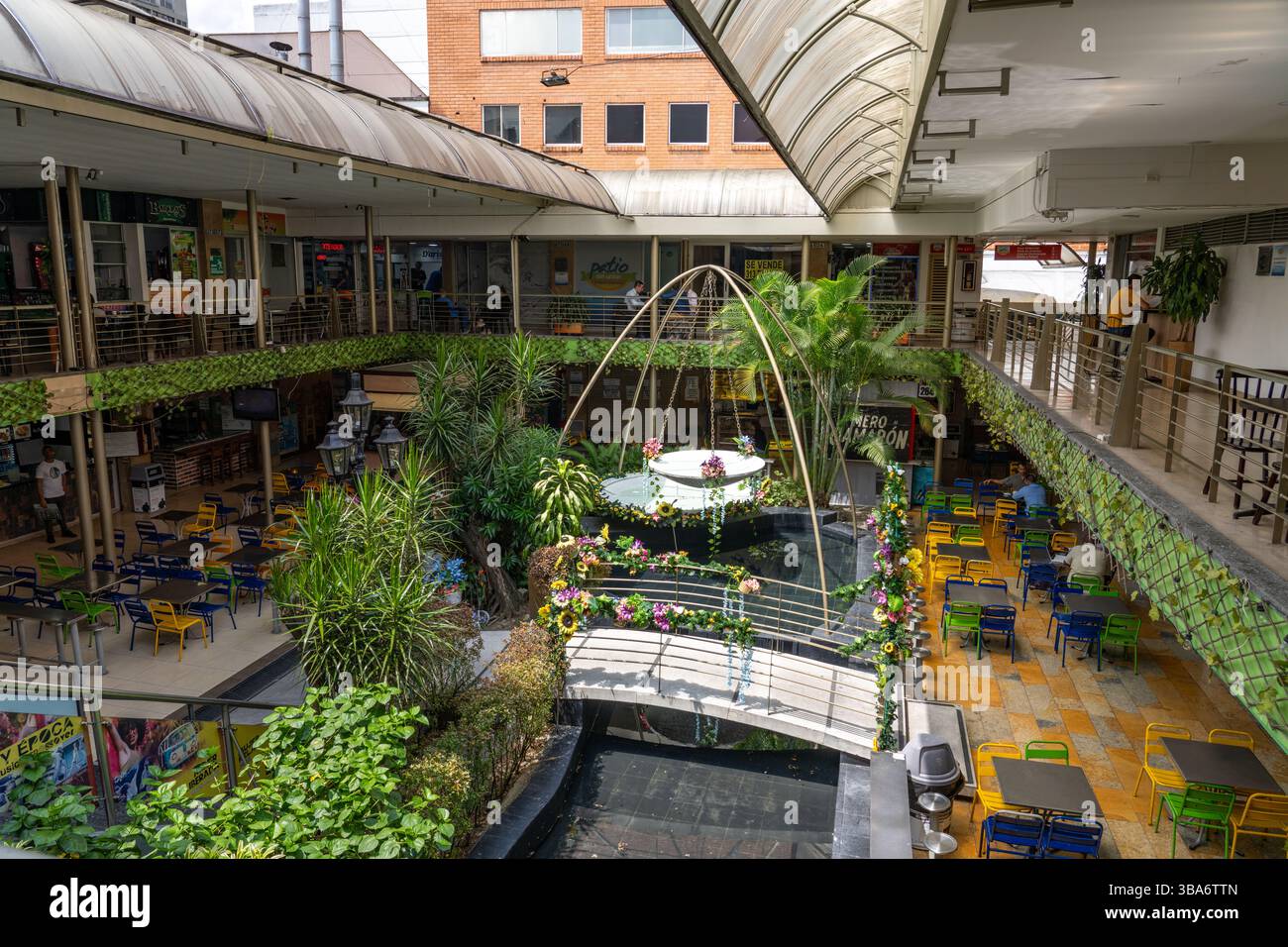 Ein gepflanztes Freiluftatrium im Food Court eines Einkaufszentrums in der Innenstadt von Medellin, Kolumbien. Stockfoto