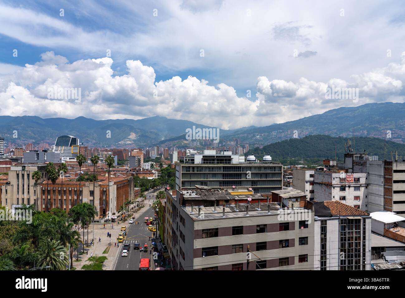 Ein Blick auf die Stadt Medellin, Kolumbien in Richtung Westen von Plazuela Nutibara in der Innenstadt. Das Museum von Antioquia befindet sich auf der linken Seite. Stockfoto