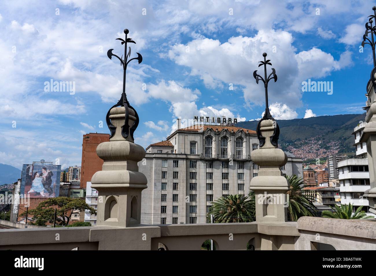 Blick auf das Botero Mural & Nutibara Hotel von der Aussichtsplattform des Kulturpalastes in Medellin, Kolumbien. Stockfoto