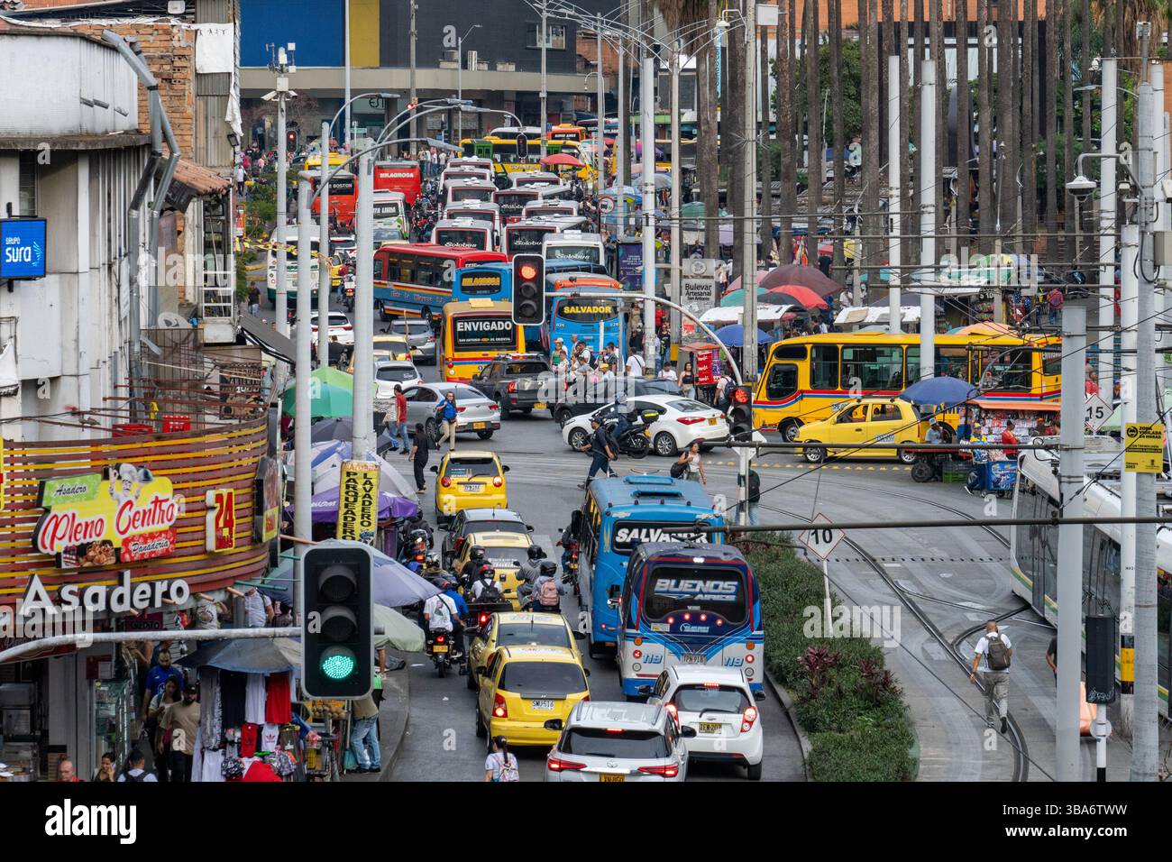 Starker Rush-Hour-Verkehr in der Innenstadt von Medellin, Kolumbien. Stockfoto