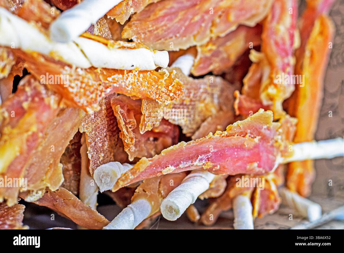 Rindfleisch und Korlik auf einem Tablett als Leckerbissen für Haustiere. Pflege und Ernährung von Haustieren Stockfoto