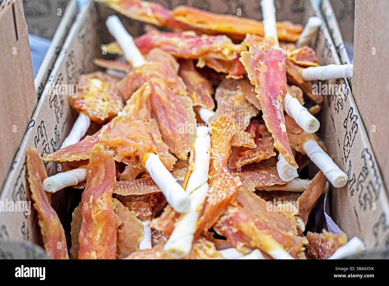 Rindfleisch und Korlik auf einem Tablett als Leckerbissen für Haustiere. Pflege und Ernährung von Haustieren Stockfoto