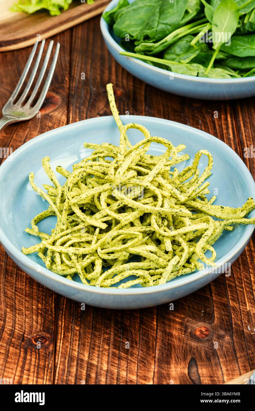 Spaghetti. Grüne Spaghetti mit Spinat, italienische und mediterrane Küche. Rustikaler Stil. Stockfoto