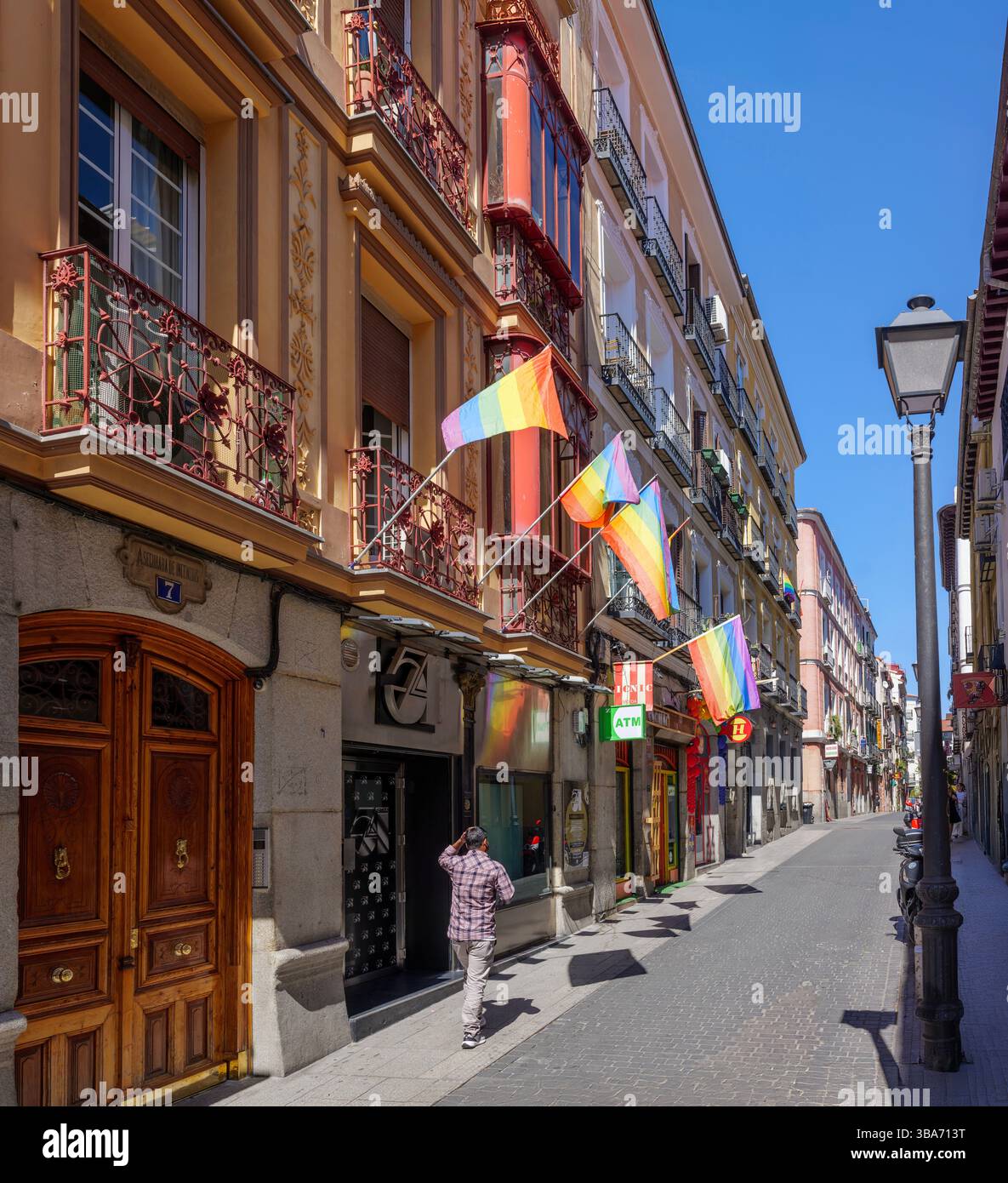 Eine Straße im Viertel Chueca, die mit Pride-Flaggen für den Gay Pride Day geschmückt ist. Stockfoto