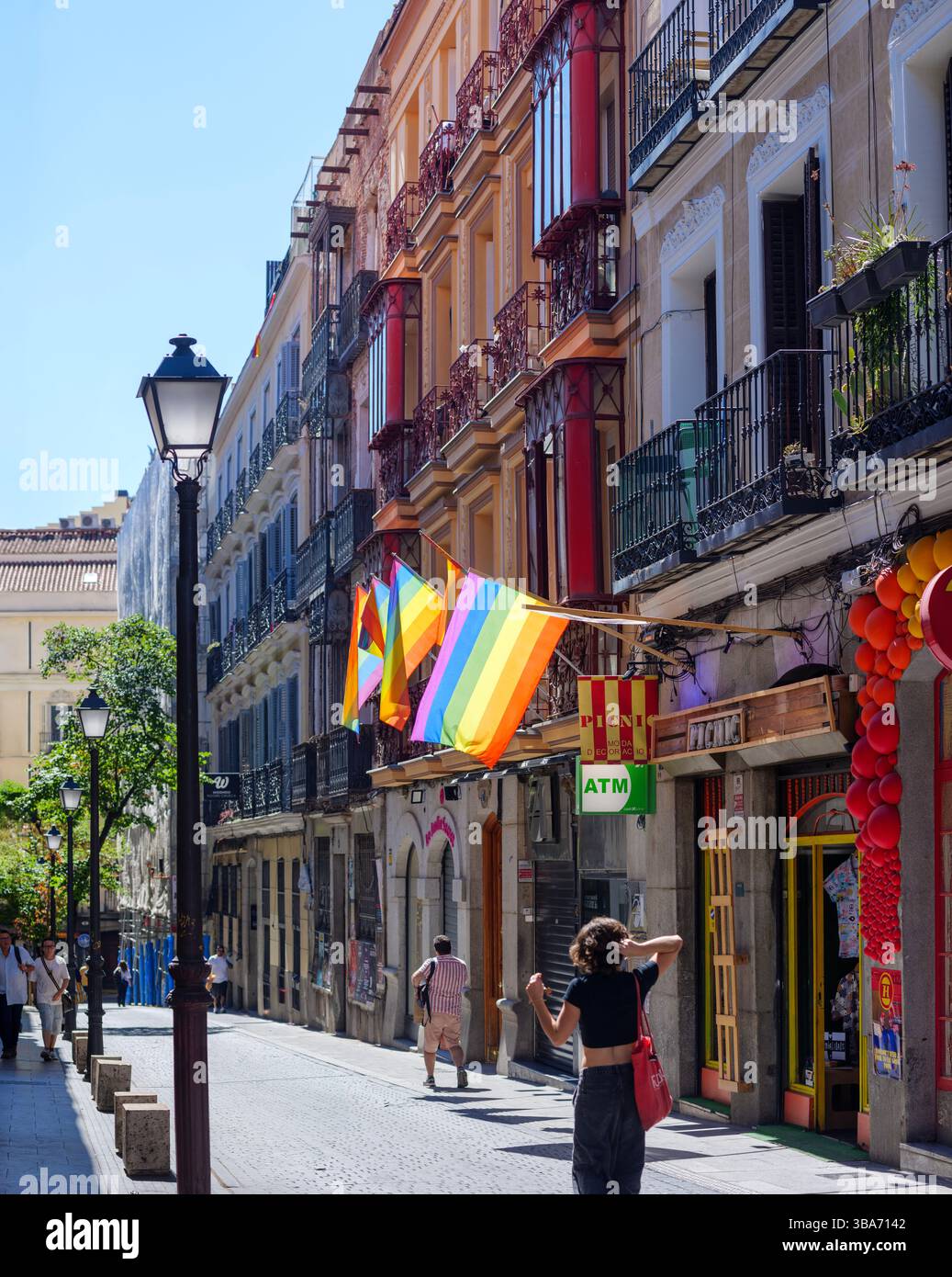 Eine Straße im Viertel Chueca, die mit Pride-Flaggen für den Gay Pride Day geschmückt ist. Stockfoto