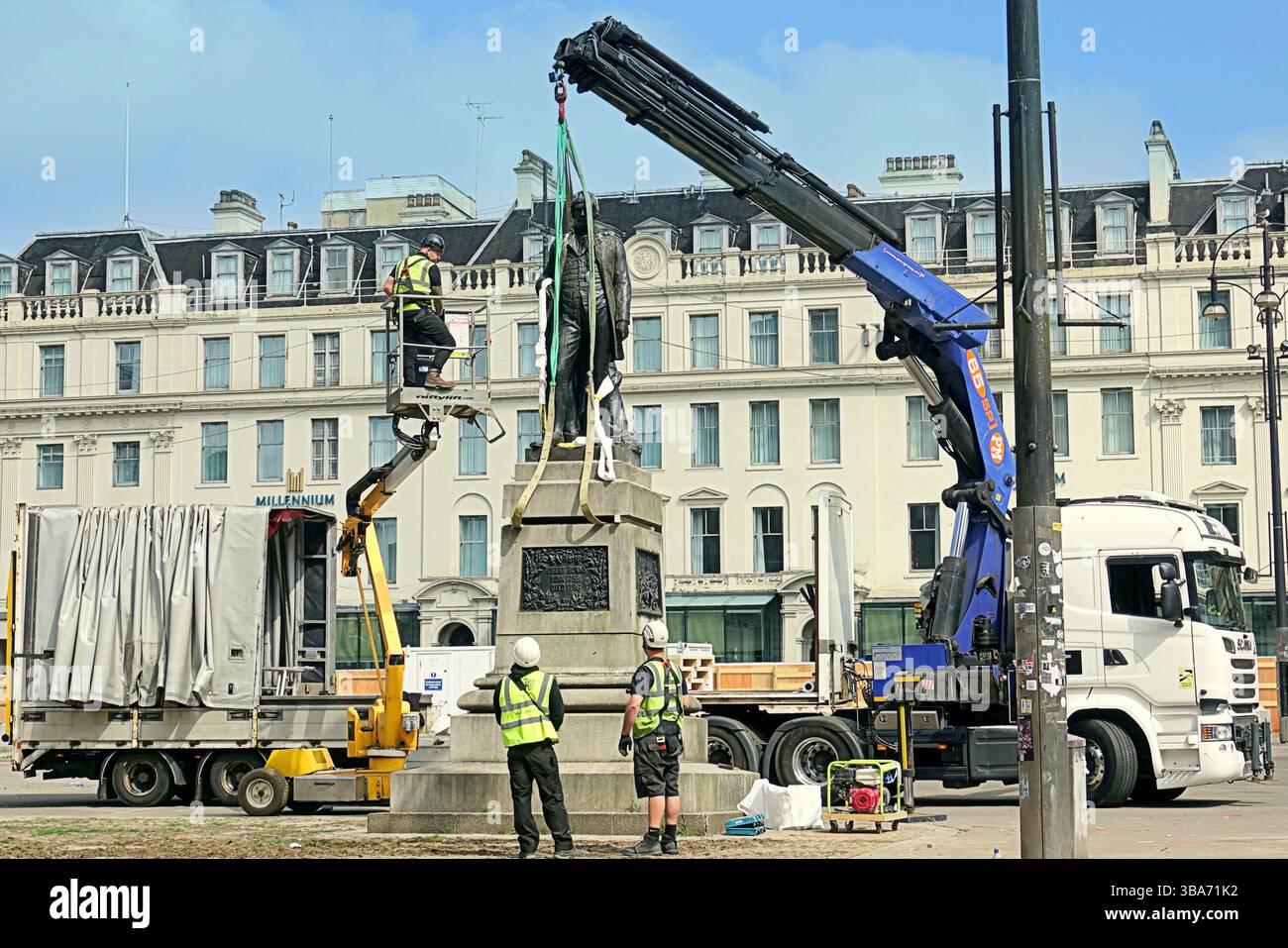 Glasgow, Schottland, Großbritannien. Mai 2025. Die Rabbie Burns Statue wurde zuerst hochgehoben, als die Renovierung am George Square beginnt, da die umstrittene Renovierung die Entfernung aller Statuen bis zum 23. Des Monats vorsieht. Credit Gerard Ferry /Alamy Live News Stockfoto