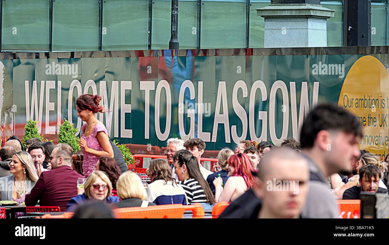Glasgow, Schottland, Großbritannien. Mai 2025. Die Rabbie Burns Statue wurde zuerst hochgehoben, als die Renovierung am George Square beginnt, da die umstrittene Renovierung die Entfernung aller Statuen bis zum 23. Des Monats vorsieht. Credit Gerard Ferry /Alamy Live News Stockfoto