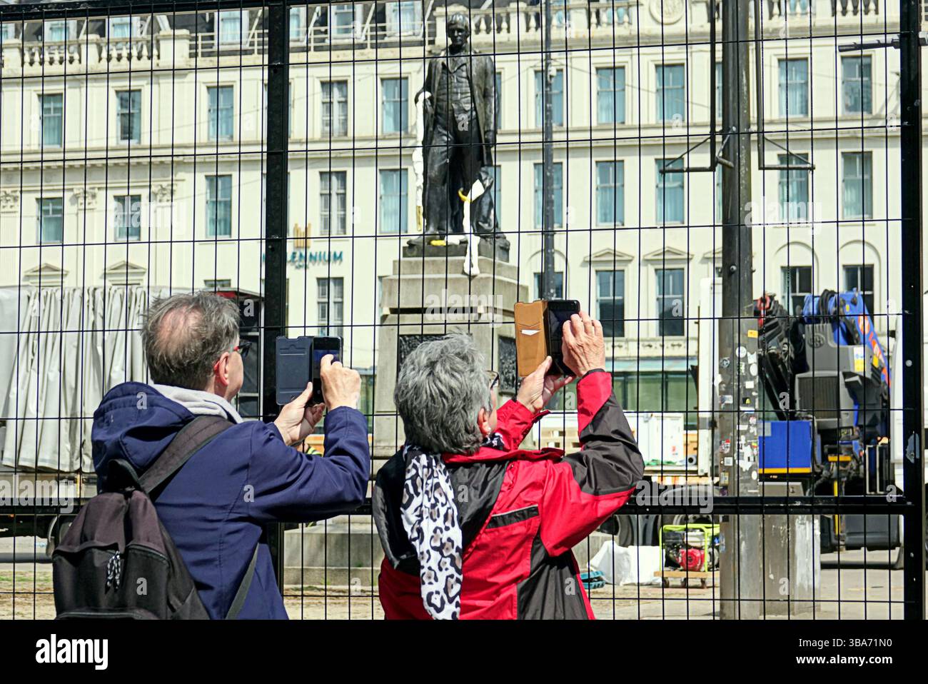 Glasgow, Schottland, Großbritannien. Mai 2025. Die Rabbie Burns Statue wurde zuerst hochgehoben, als die Renovierung am George Square beginnt, da die umstrittene Renovierung die Entfernung aller Statuen bis zum 23. Des Monats vorsieht. Credit Gerard Ferry /Alamy Live News Stockfoto