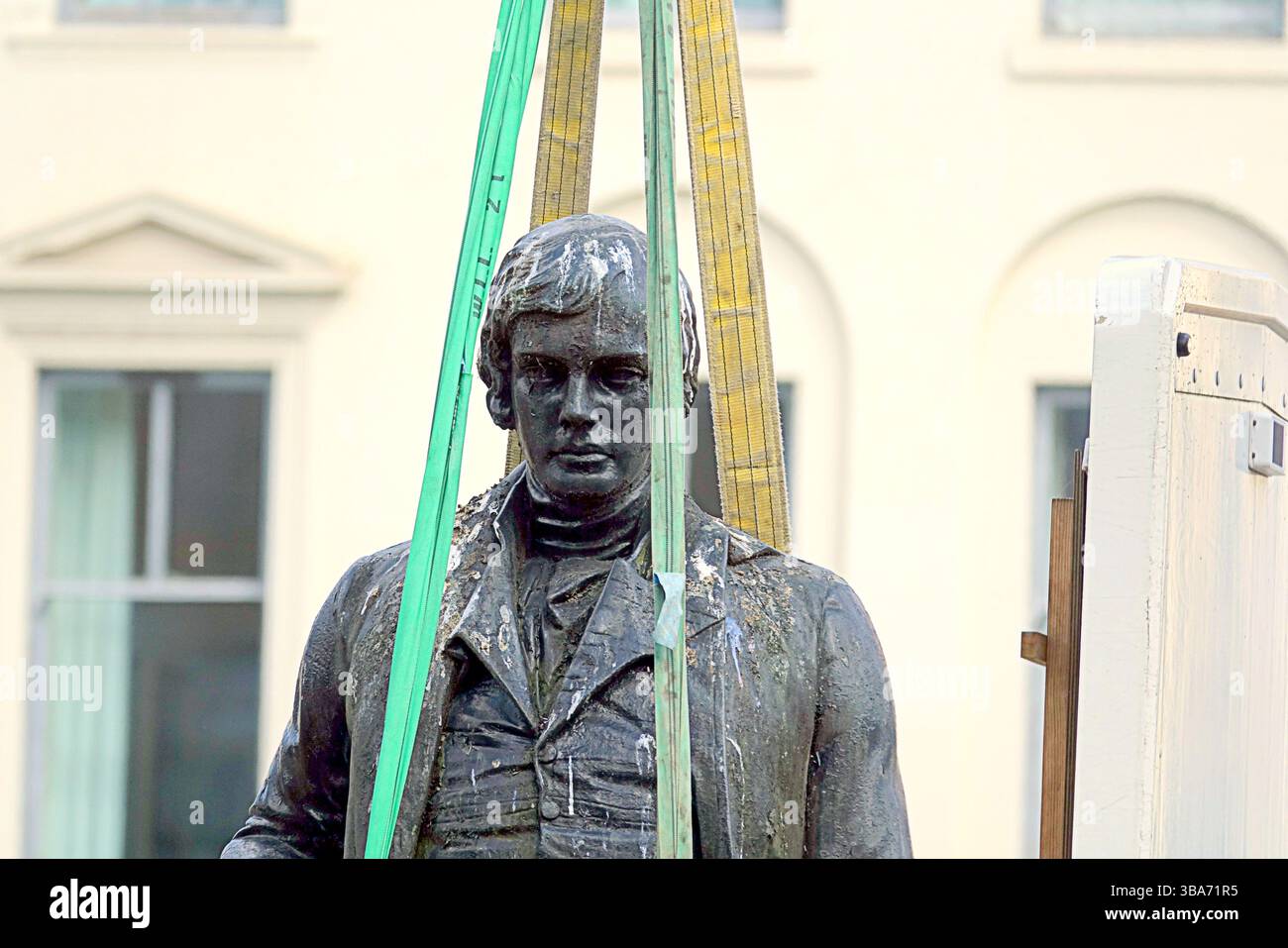 Glasgow, Schottland, Großbritannien. Mai 2025. Die Rabbie Burns Statue wurde zuerst hochgehoben, als die Renovierung am George Square beginnt, da die umstrittene Renovierung die Entfernung aller Statuen bis zum 23. Des Monats vorsieht. Credit Gerard Ferry /Alamy Live News Stockfoto