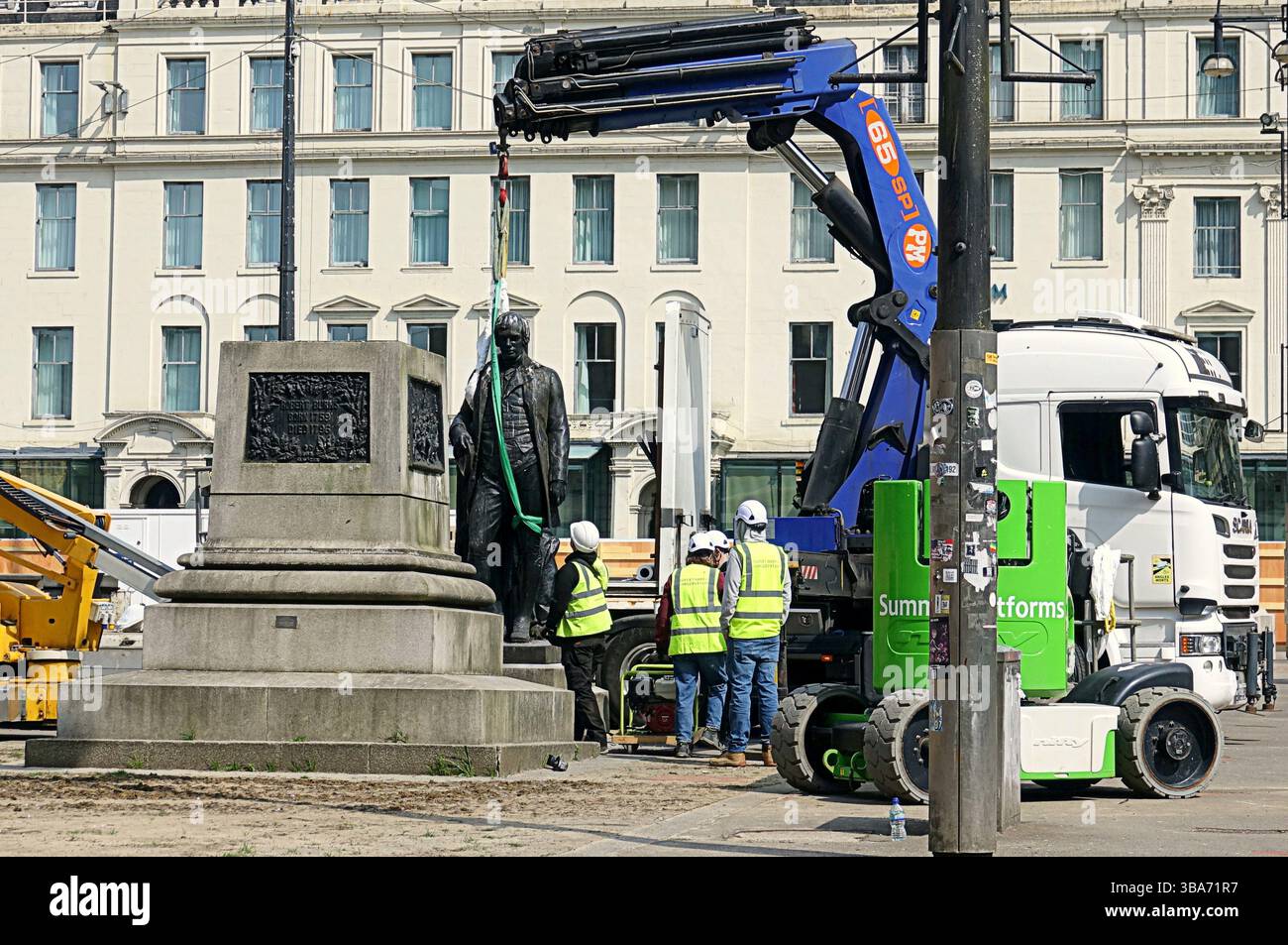 Glasgow, Schottland, Großbritannien. Mai 2025. Die Rabbie Burns Statue wurde zuerst hochgehoben, als die Renovierung am George Square beginnt, da die umstrittene Renovierung die Entfernung aller Statuen bis zum 23. Des Monats vorsieht. Credit Gerard Ferry /Alamy Live News Stockfoto