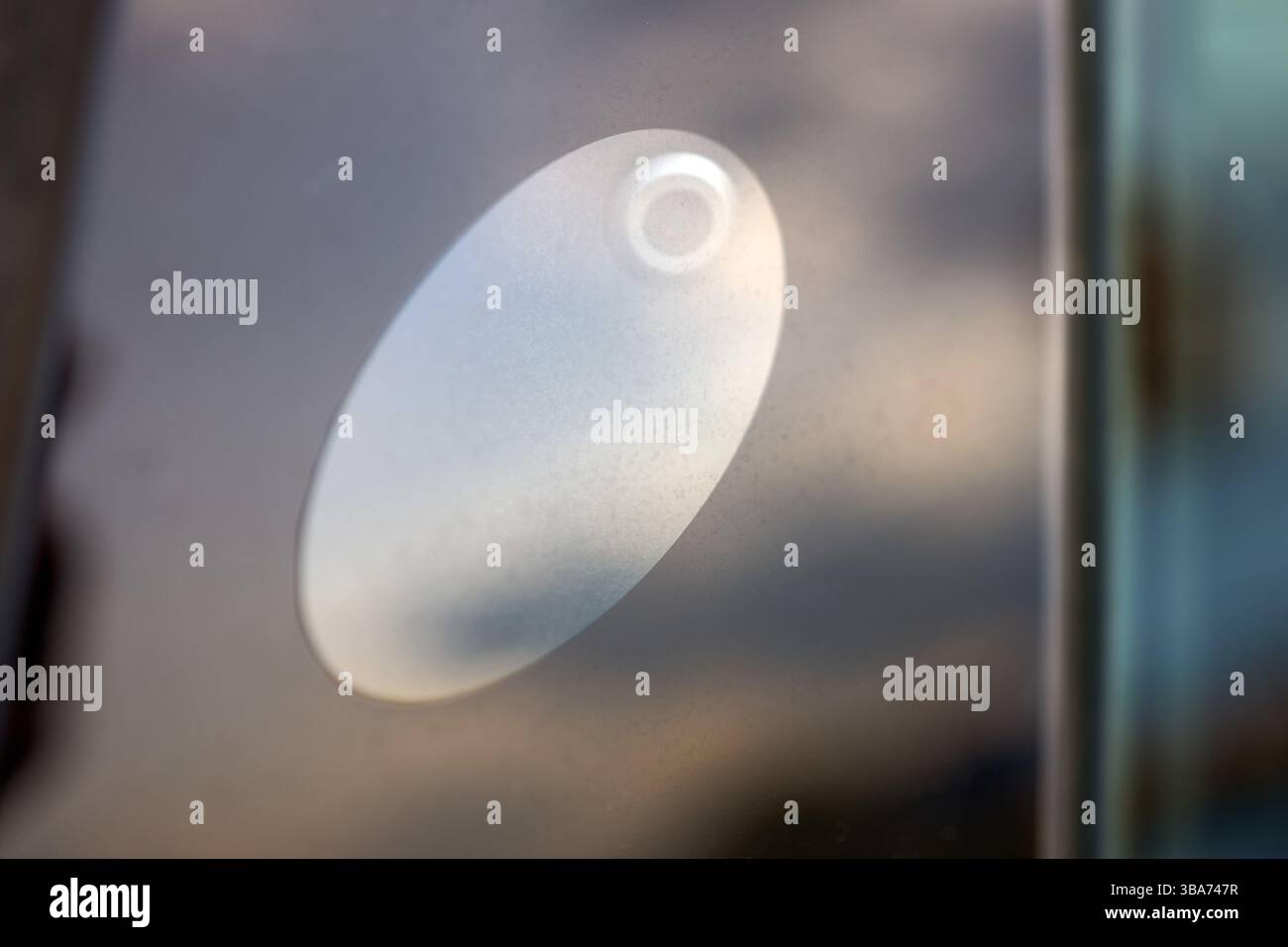 Berlin, 4. Mai 2024: Tesla Model 3 54 kWh Standard Range Plus 2019 Autopilot-Kamera mit Nahaufnahme an der B-Säule des Tesla Model 3. Stockfoto