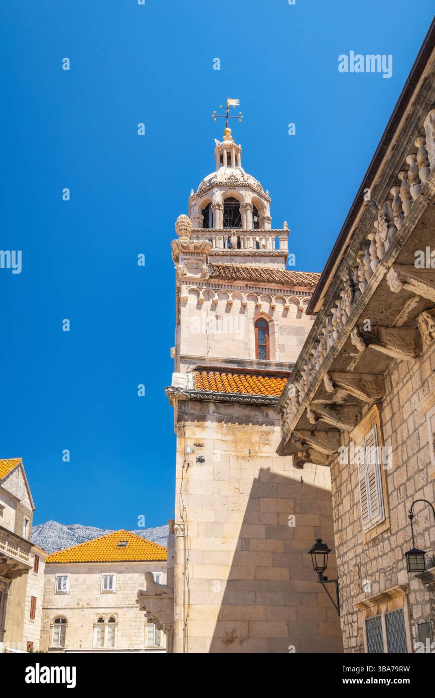 Korcula Stadt auf der Insel Korcula in der Adria in Kroatien, Europa. Architektonische Pracht: Ein verwitterter Steinturm erhebt sich vor einem leuchtend blauen Himmel Stockfoto