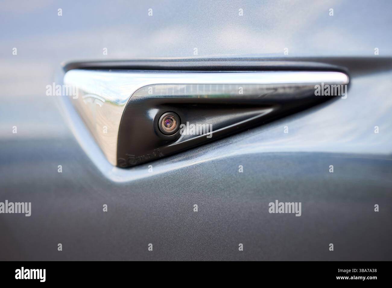 Berlin, 4. Mai 2024: Tesla Model 3 54 kWh Standard Range Plus 2019 Nahaufnahme Autopilot Seitenkamera mit tesla Logo, erweiterte Funktion für den Antrieb Stockfoto