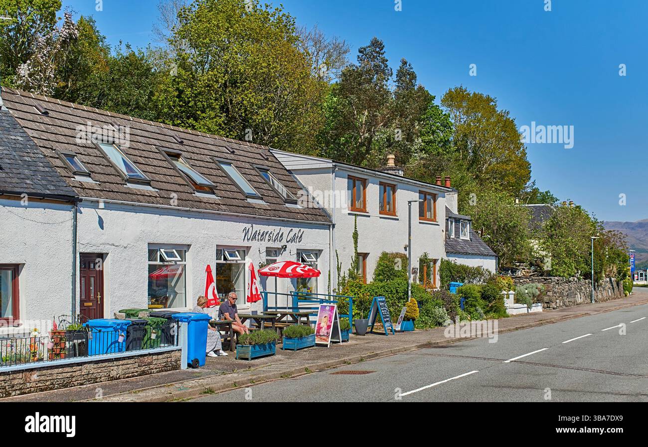 Lochcarron Wester Ross Scotland blauer Himmel in der Frühlingssonne über dem Waterside Cafe Stockfoto