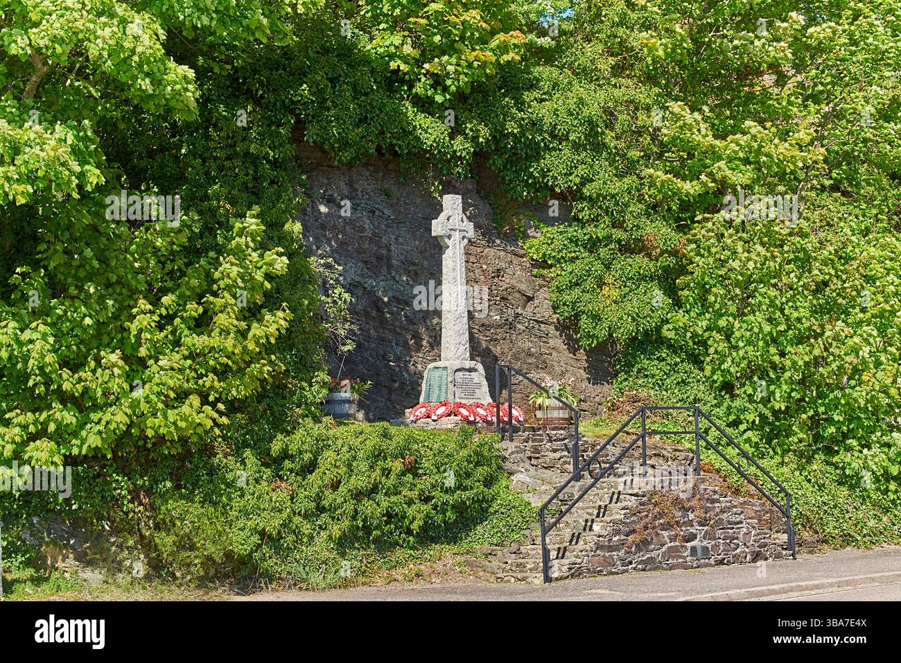 Lochcarron Wester Ross Scotland Trees in Spring Sunshine und das war Memorial Stockfoto