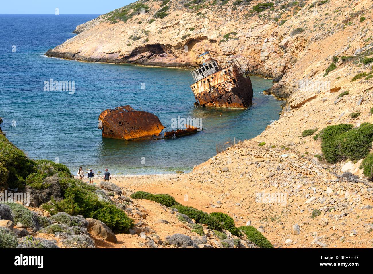 Amorgos, Griechenland - 16. Mai 2024: Das berühmte Schiffswrack von Olympia auf der Insel Amorgos. Kykladen, Griechenland Stockfoto