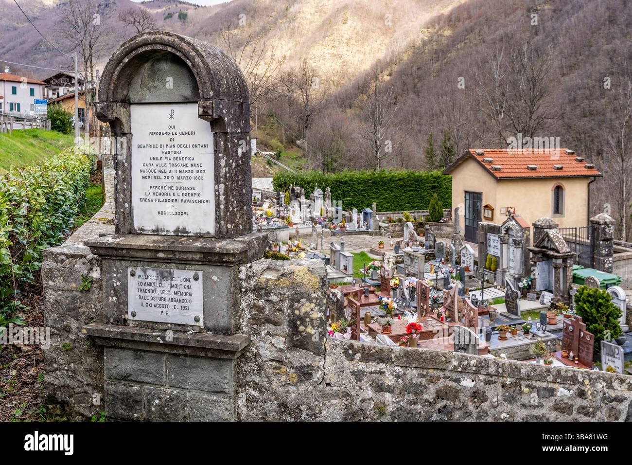 Der kleine Friedhof des ruhigen Bergdorfes Pian degli Ontani in der Toskana. Pian degli Ontani, Italien Stockfoto