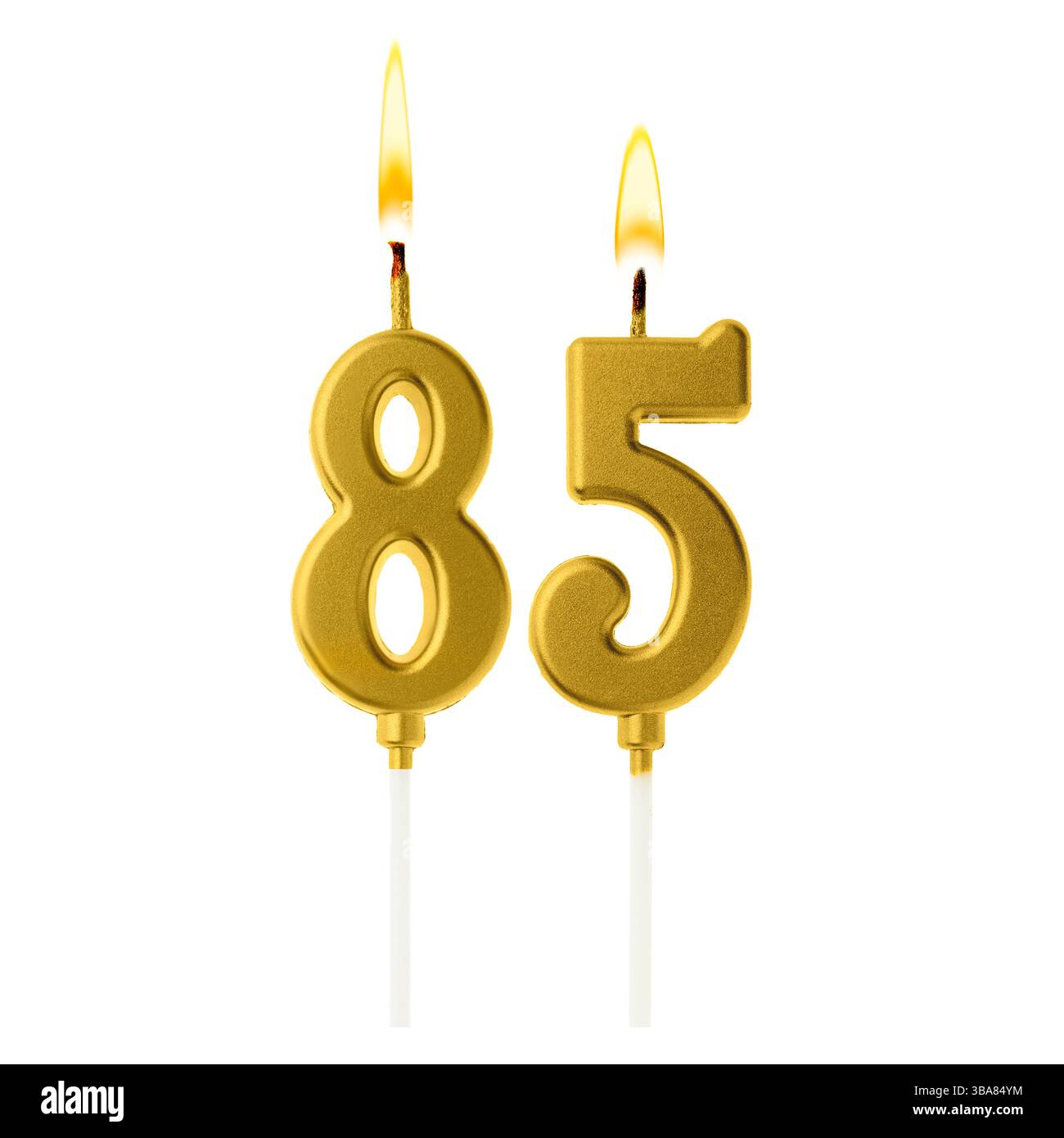 Brennende goldene Kuchenkerzen, die Nummer 85 auf weißem Hintergrund bilden. Festliche Dekoration zum Geburtstag oder zu einem anderen besonderen Datum Stockfoto Brennende goldene Kuchenkerzen, die Nummer 85 auf weißem Hintergrund bilden. Festliche Dekoration zum Geburtstag oder zu einem anderen besonderen Datum Stockfoto