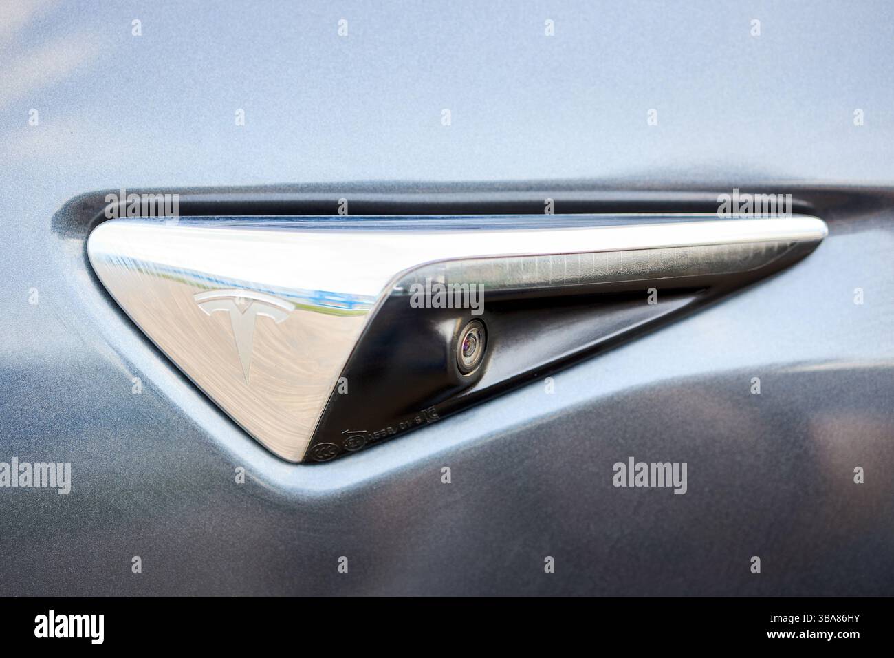 Berlin, 4. Mai 2024: Tesla Model 3 54 kWh Standard Range Plus 2019 Nahaufnahme Autopilot Seitenkamera mit tesla Logo, erweiterte Funktion für den Antrieb Stockfoto