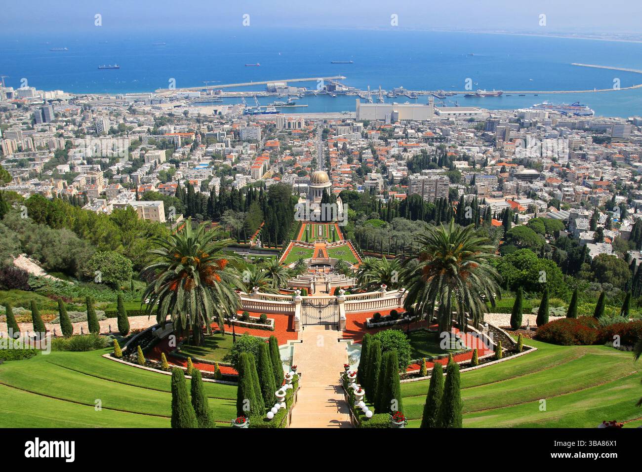 Panoramablick auf die Bahá'í-Gärten und den Schrein der Báb in Haifa, Israel, mit Stadtbild, Haifa Hafen und blauem Mittelmeer an einem sonnigen Tag. Stockfoto