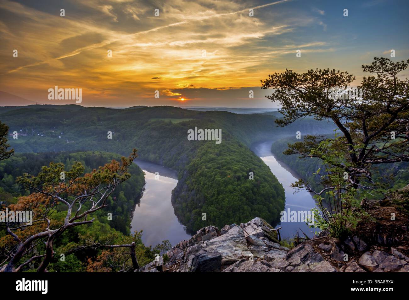 Tschechische Grand Canyon Hufeisen. Berühmter tschechischer Aussichtspunkt Mai in der Nähe von Prag. Schlängeln der Moldau in Mittelböhmen, Tschechische republik, Krnany, Tschechische republik Stockfoto