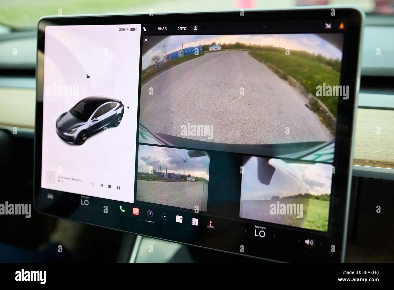 Berlin, 4. Mai 2024: Tesla Model 3 54 kWh Standard Range Plus 2019 Detaillierung des Tesla Model 3 Innenraums. Armaturenbrett mit Tesla-Bildschirm. Stockfoto