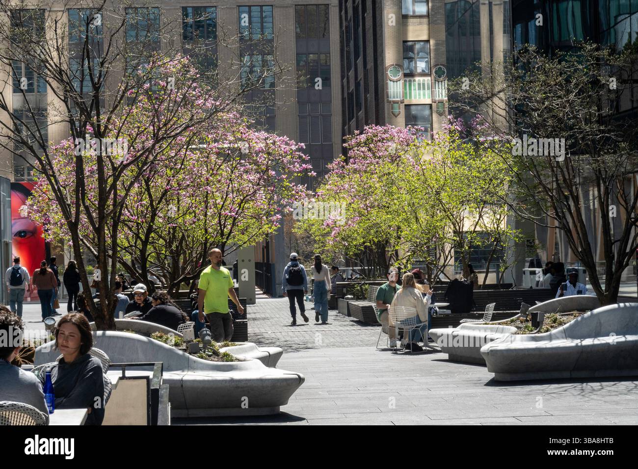 Menschen, die sich an einem Frühlingnachmittag, 2025, New York City, USA, in einem plaza in Hudson Yards entspannen Stockfoto