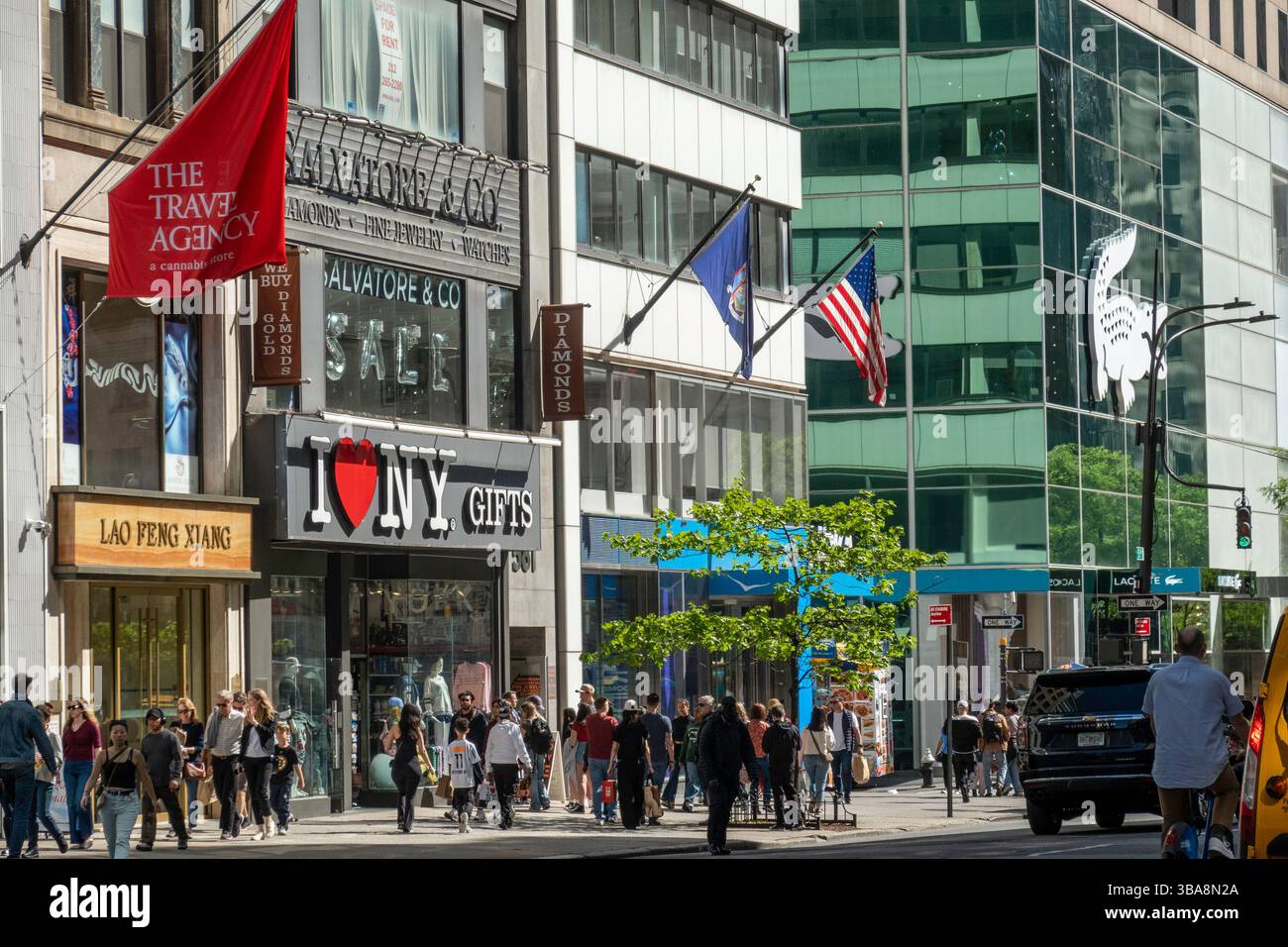 Die Fifth Avenue in New York City, USA 2025, ist mit einer Vielzahl von Geschäften und Flagship-Stores bestückt Stockfoto