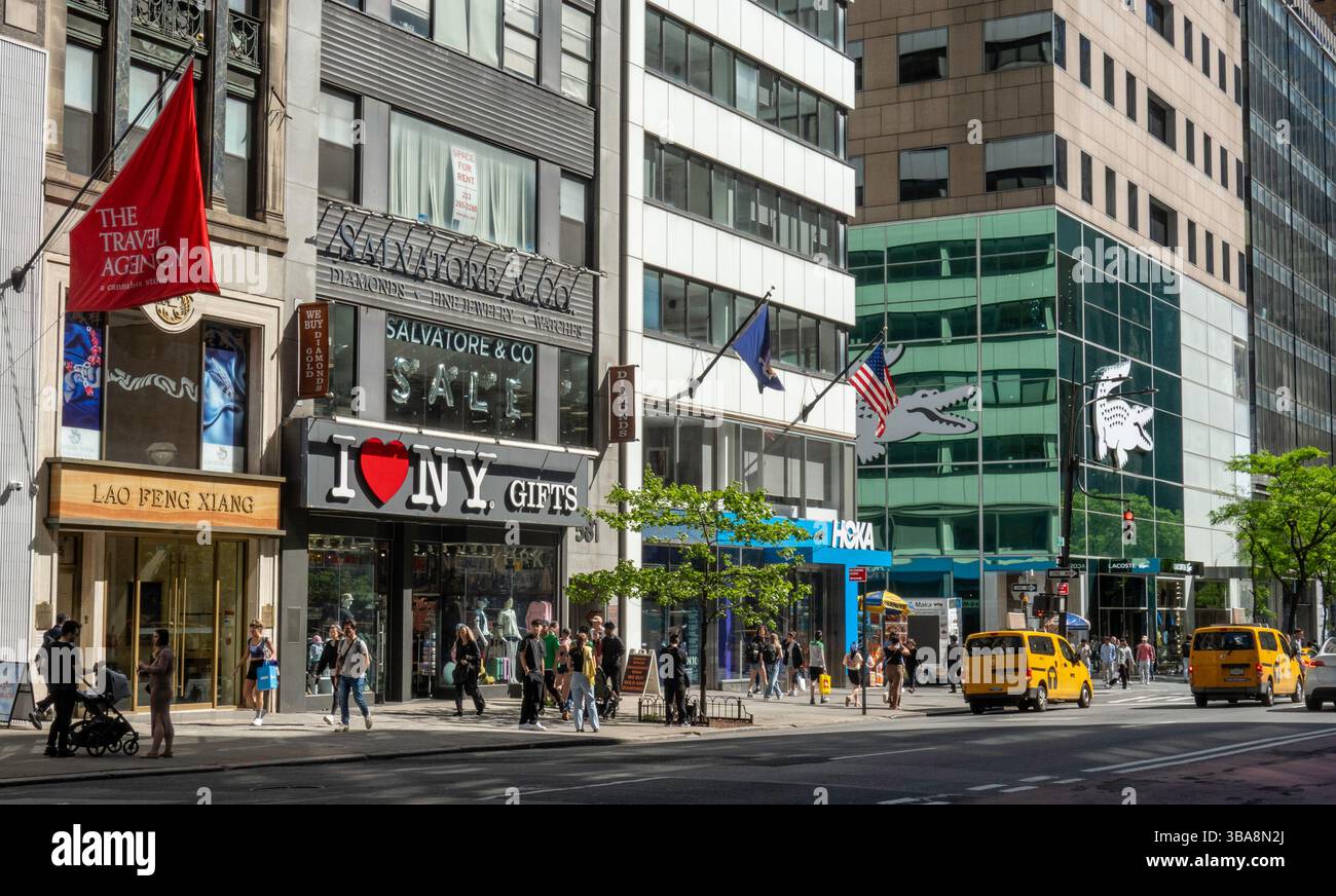 Die Fifth Avenue in New York City, USA 2025, ist mit einer Vielzahl von Geschäften und Flagship-Stores bestückt Stockfoto