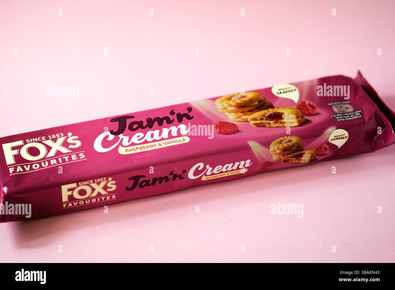 London UK, 12. Mai 2025, Packet of Foxs Marmelade and Cream Himbeere and Vanilla Flaoured Biscuits Stockfoto