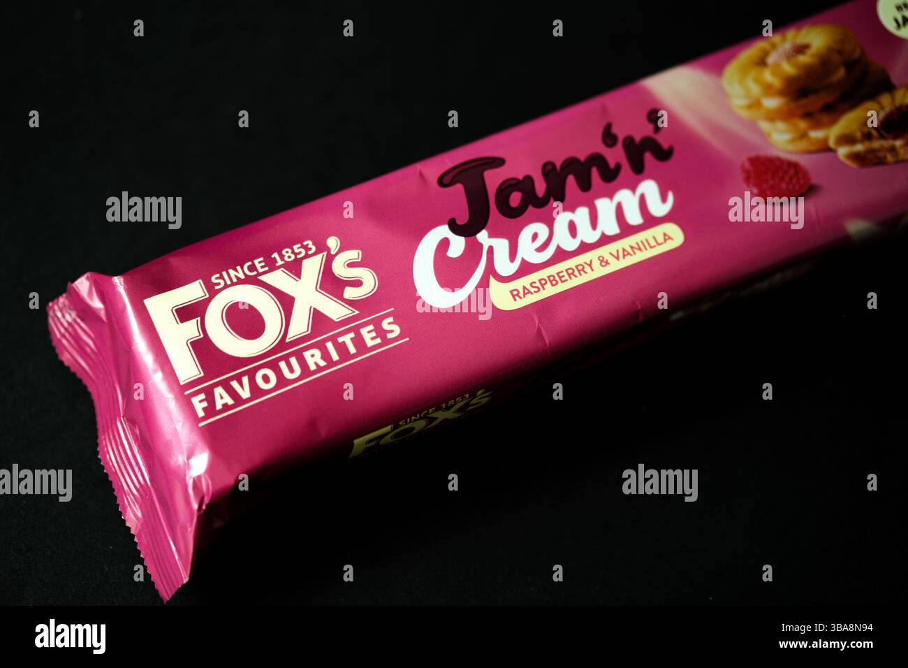 London UK, 12. Mai 2025, Packet of Foxs Marmelade and Cream Himbeere and Vanilla Flaoured Biscuits Stockfoto