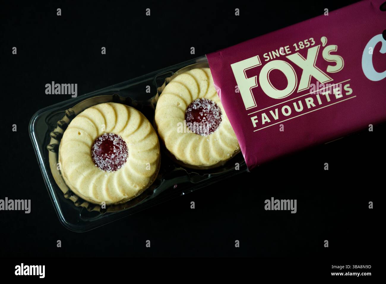 London UK, 12. Mai 2025, Packet of Foxs Marmelade and Cream Himbeere and Vanilla Flaoured Biscuits Stockfoto