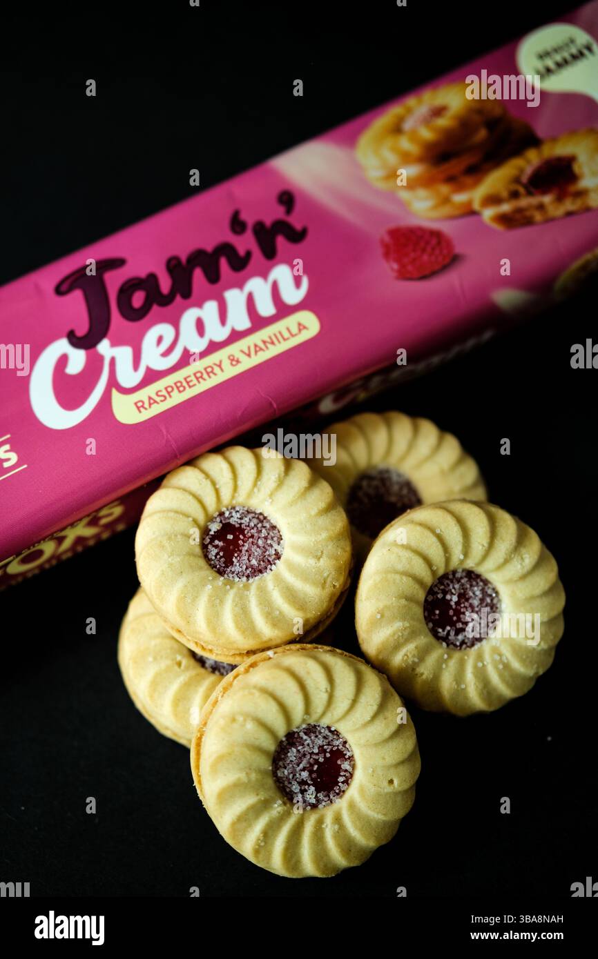 London UK, 12. Mai 2025, Packet of Foxs Marmelade and Cream Himbeere and Vanilla Flaoured Biscuits Stockfoto