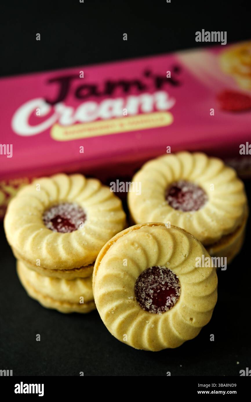 London UK, 12. Mai 2025, Packet of Foxs Marmelade and Cream Himbeere and Vanilla Flaoured Biscuits Stockfoto