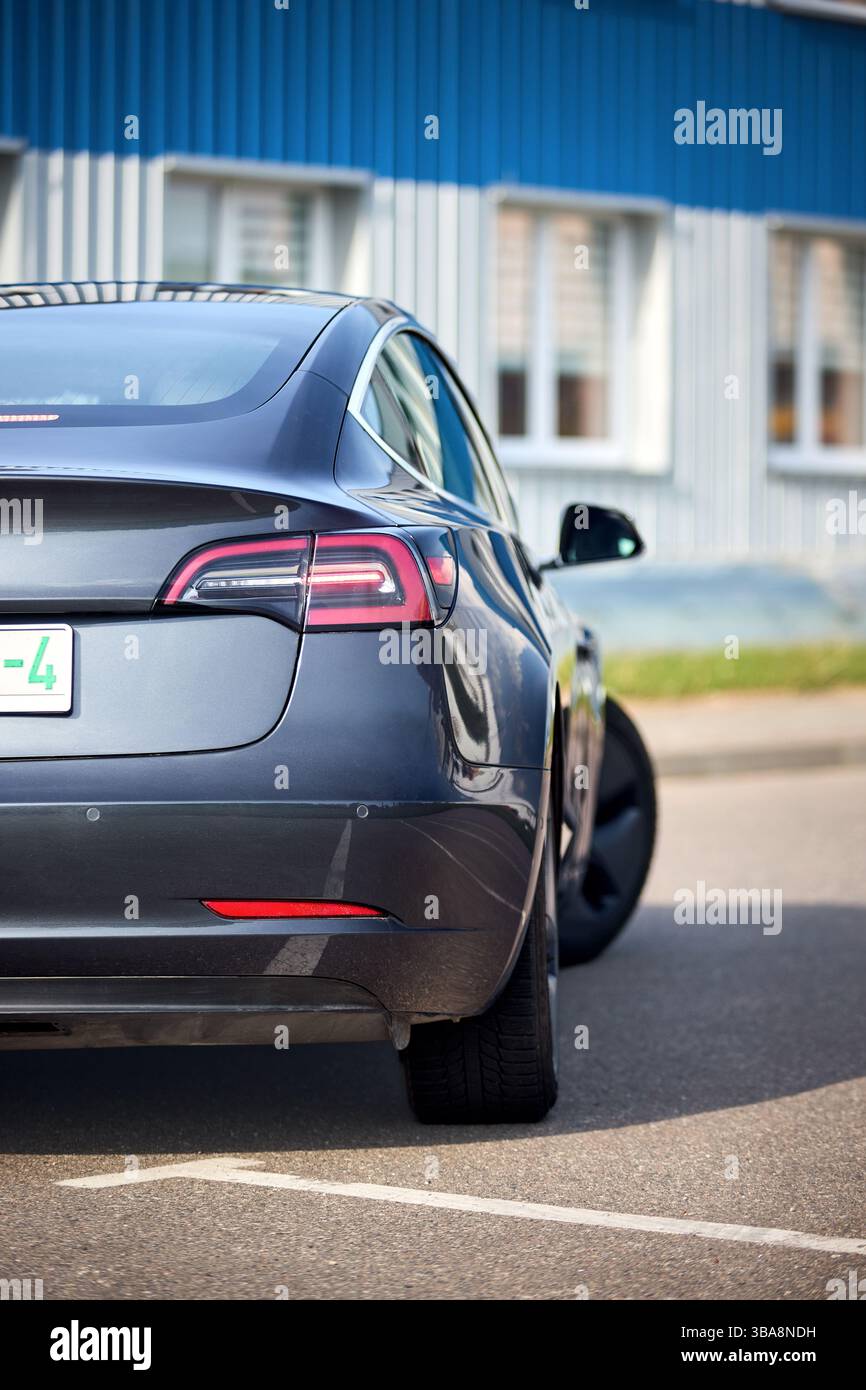 Berlin, 4. Mai 2024: Tesla Model 3 54 kWh Standard Range Plus 2019 selektiver Fokus über außerfokussiertem urbanem Hintergrund. Tesla Model 3 Batterie Stockfoto