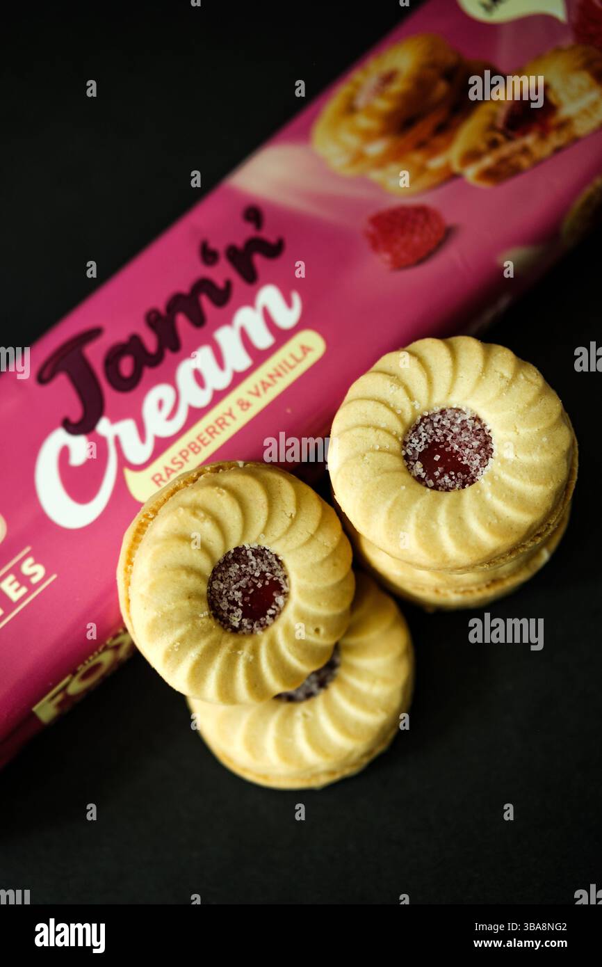 London UK, 12. Mai 2025, Packet of Foxs Marmelade and Cream Himbeere and Vanilla Flaoured Biscuits Stockfoto