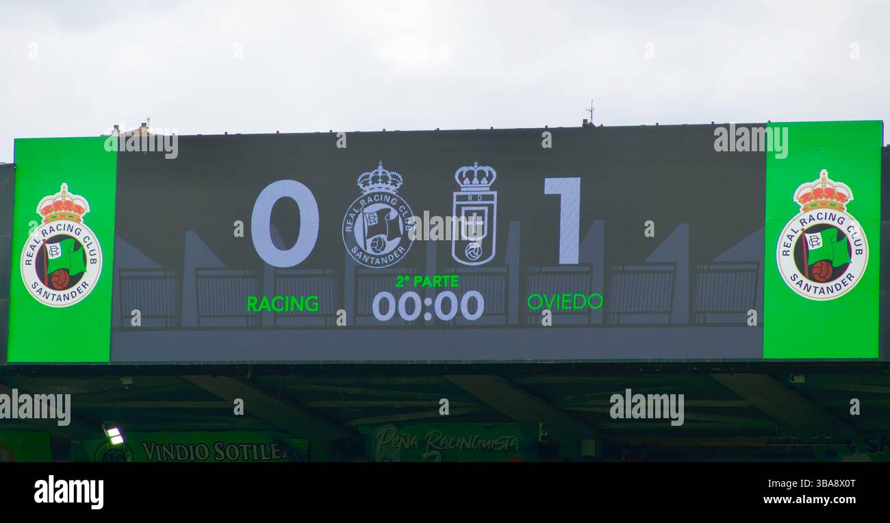 Elektronisches visuelles Display mit Halbzeitstand 0-1 Real Santander gegen Oviedo Match 11. Mai 2025 Santander Cantabria Spanien Europa Stockfoto