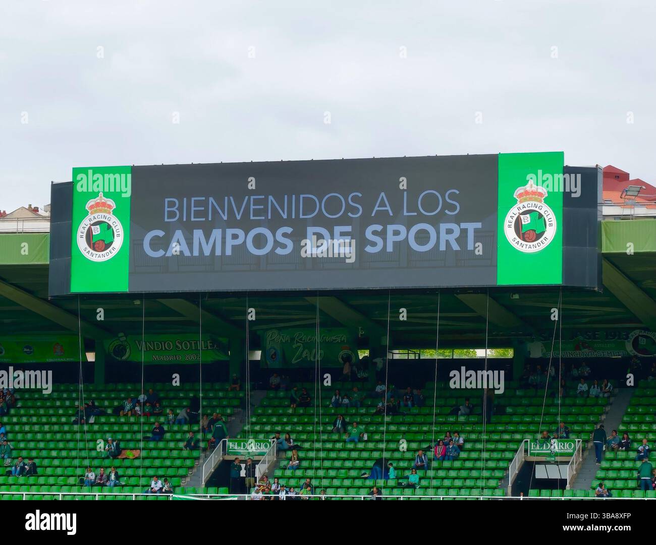 Elektronisches visuelles Display mit der Meldung Willkommen im Campos de Sport Stadion vor dem Start des Spiels Real Santander gegen Oviedo 11. Mai 2025 Spanien Stockfoto