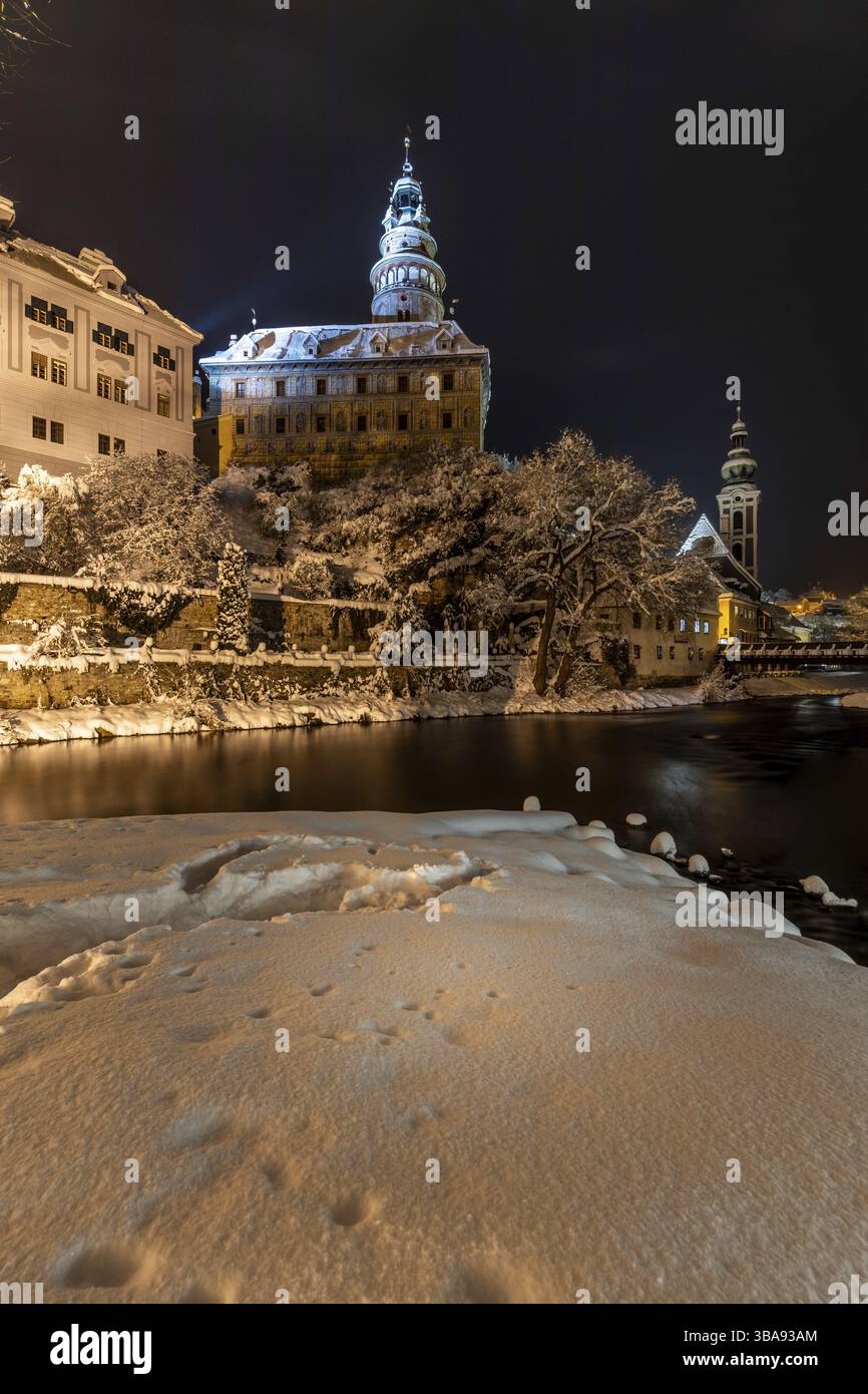Winterblick auf Cesky Krumlov, malerische Häuser unter dem Schloss mit schneebedeckten Dächern. Enge Gassen und die Moldau. Reise und Urlaub in Stockfoto