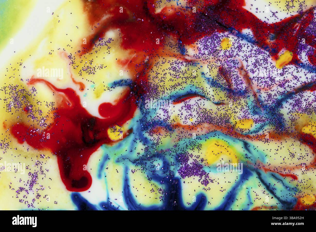 Sehr schöne transparente Kunst. Ein abstraktes Kunstwerk. Die Tintenfarben sind erstaunlich hell, leuchtend, durchscheinend und glatt. Blaue und rote Streifen auf einem wh Stockfoto