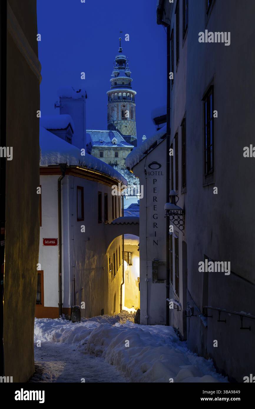 Winterblick auf Cesky Krumlov, malerische Häuser unter dem Schloss mit schneebedeckten Dächern. Enge Gassen und die Moldau. Reise und Urlaub in Stockfoto