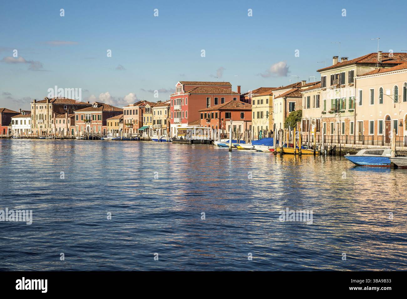 Die malerische Insel Murano in der venezianischen Lagune ist mit Kanälen und engen Gassen zwischen historischen Häusern und Palästen mit schönen verwoben Stockfoto