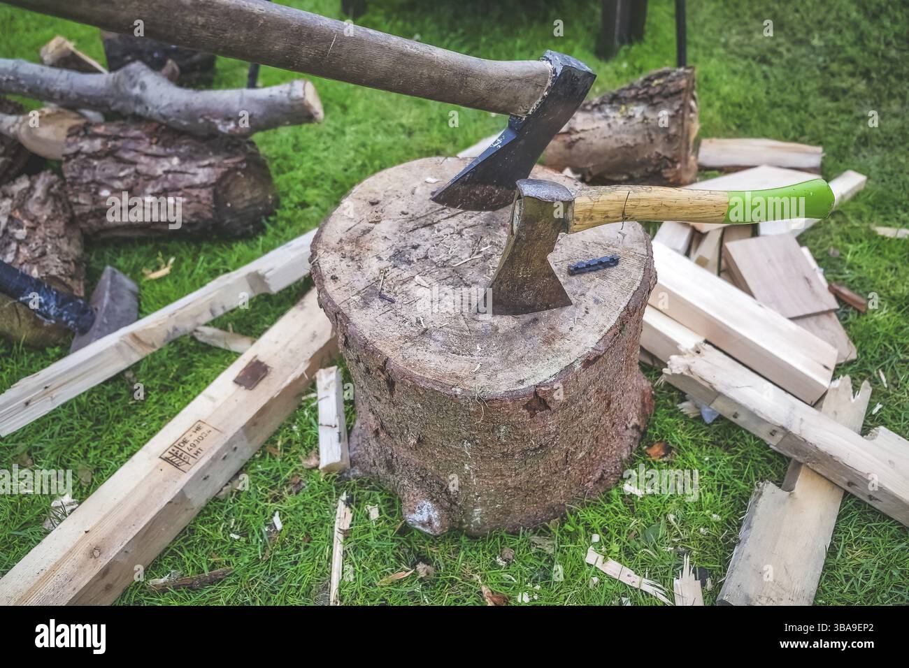 Zwei Achsen auf einen Holzblock in Amsterdam, Niederlande Stockfoto