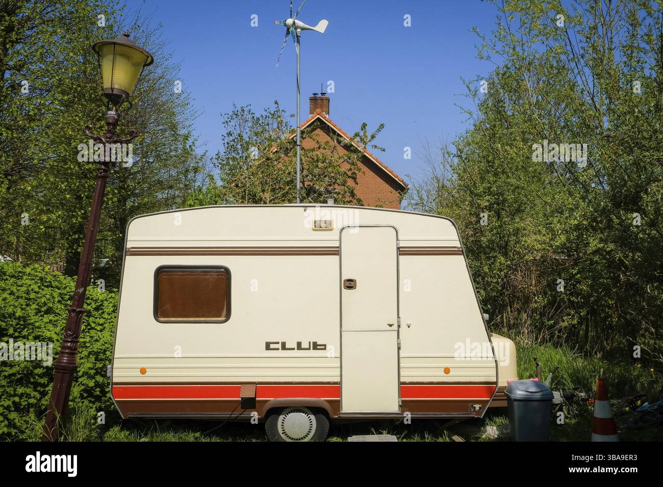 Caravan Anhänger auf einer grünen Wiese, auf einem sonnigen Frühling Tag in Amsterdam, Die Niederlande Stockfoto